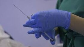 jarum suntikan di tangan doktor