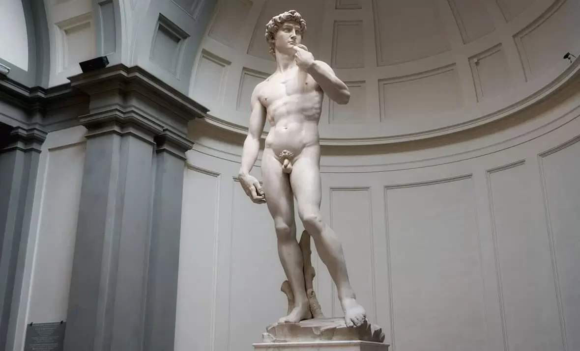 patung lelaki telanjang dan pembesaran zakar